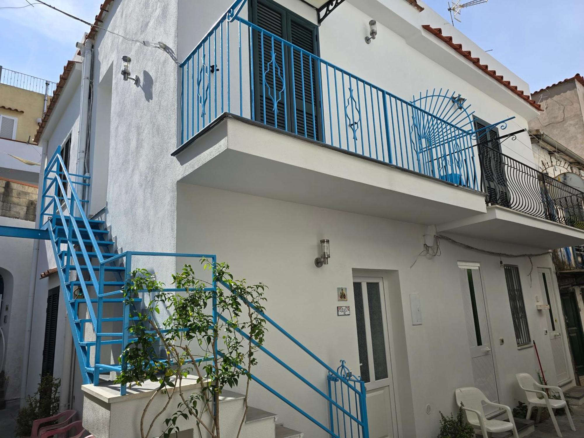 Villa La Casa Di Giuliana Primo Piano Con Balcone Isquia Exterior foto